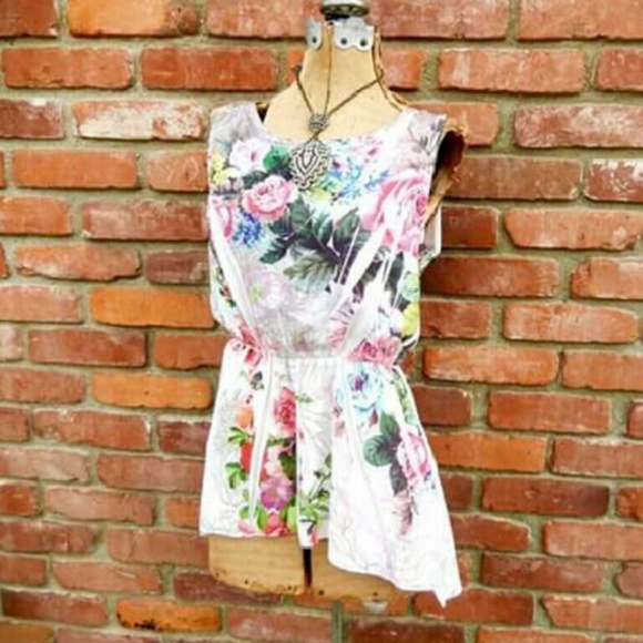 Shasa Tops - NWOT Beautiful Rose Covered Tank Tunic